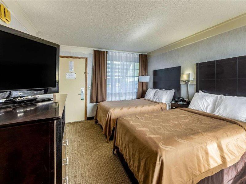 Quality Inn Lakefront Сент-Ігнас Екстер'єр фото