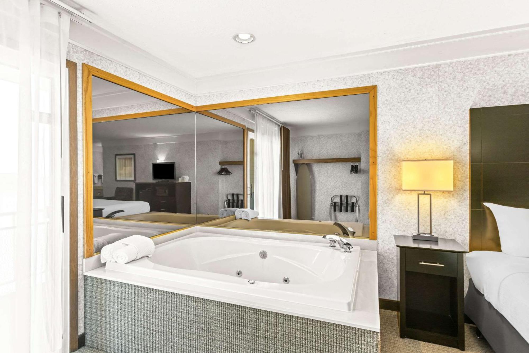 Quality Inn Lakefront Сент-Ігнас Екстер'єр фото