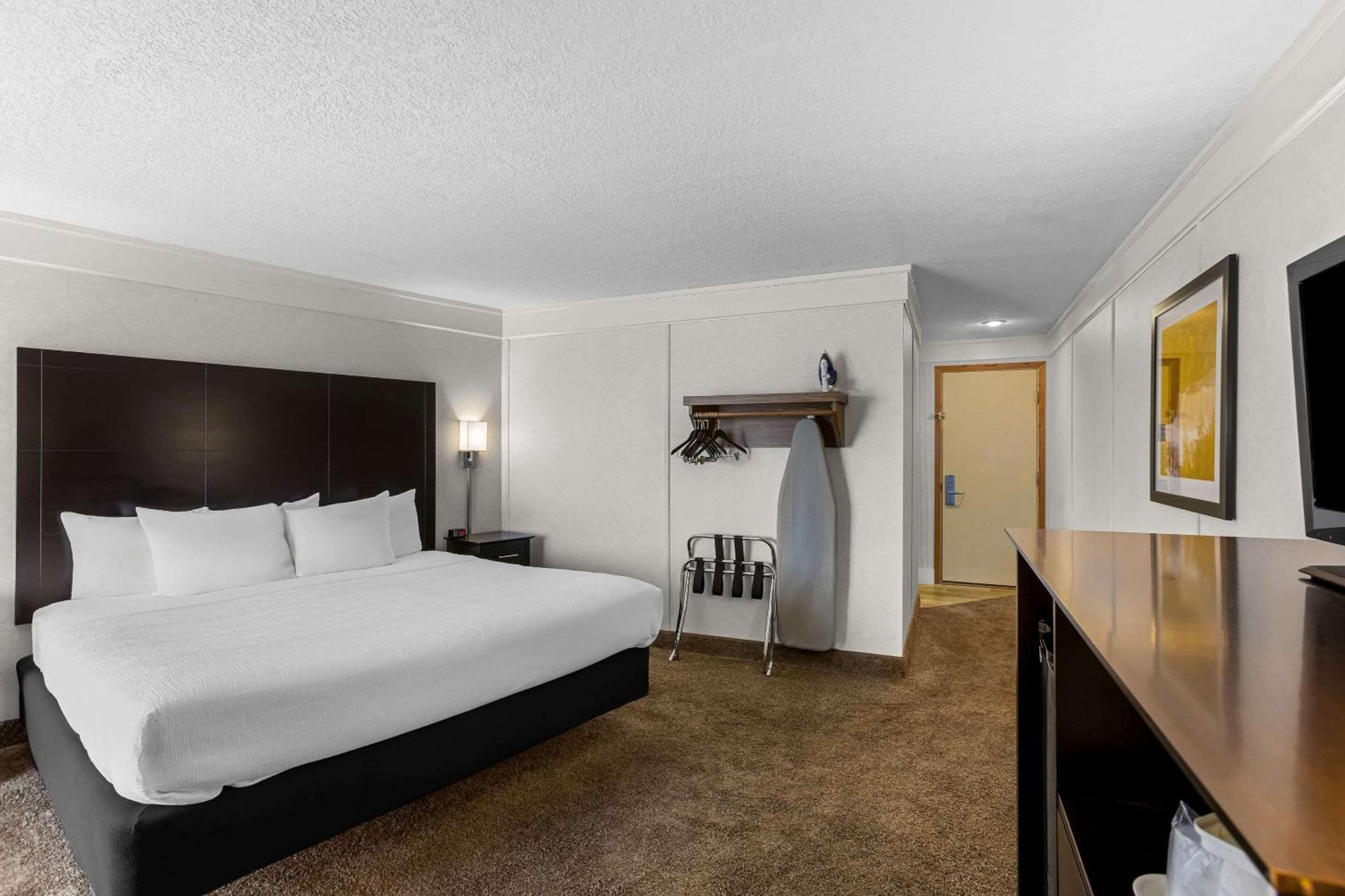 Quality Inn Lakefront Сент-Ігнас Екстер'єр фото