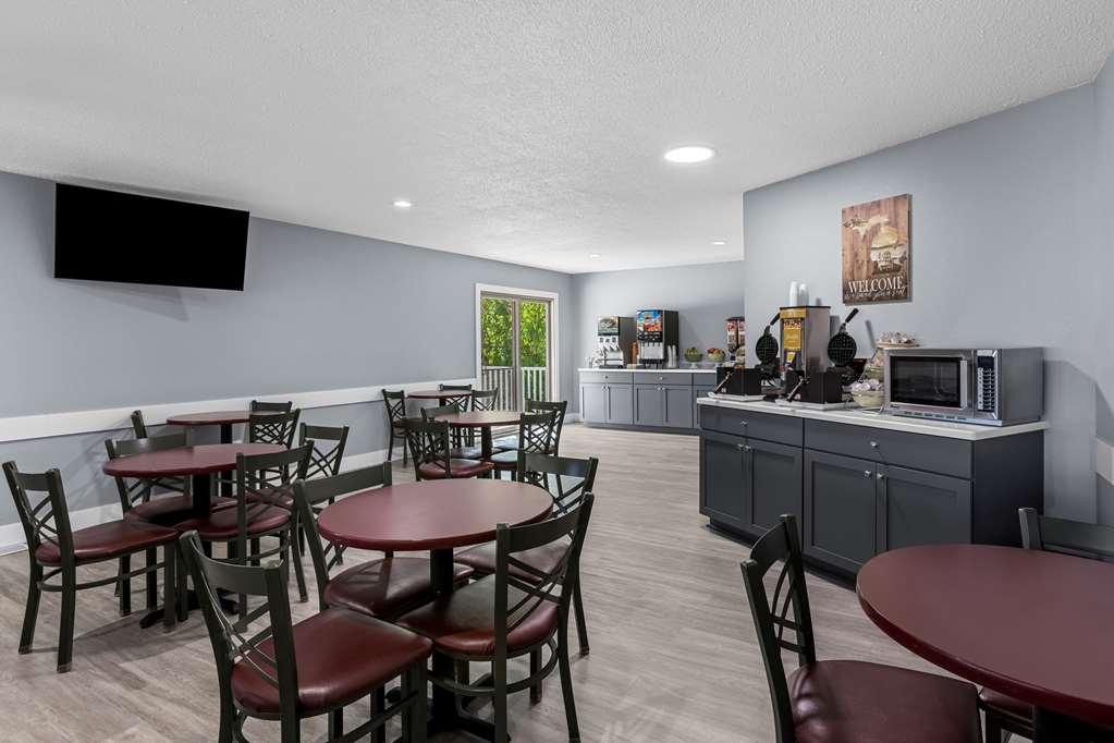 Quality Inn Lakefront Сент-Ігнас Ресторан фото